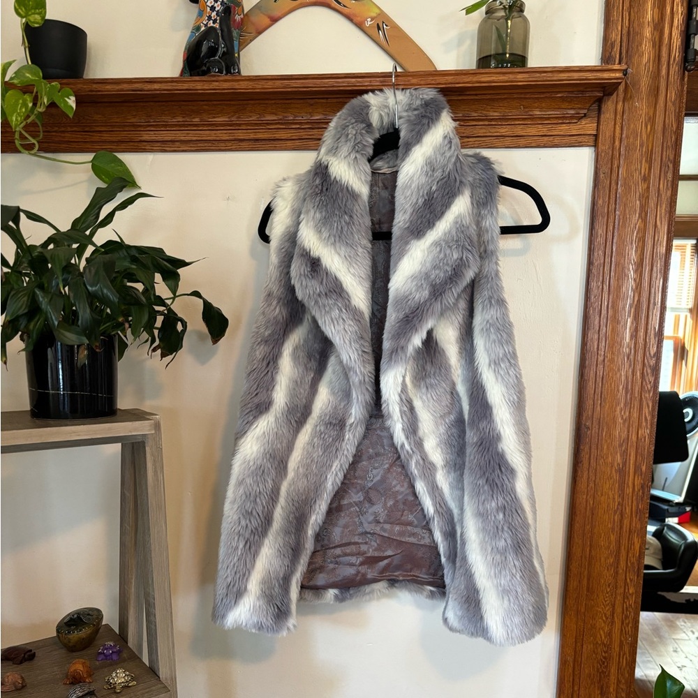 Fluffy faux fur vest EUC